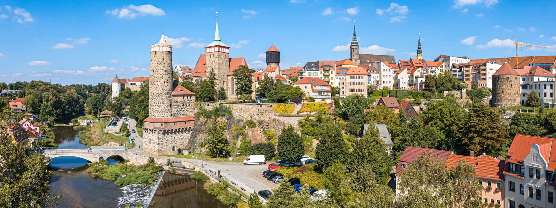 Windkraftanlagen in einer offenen Landschaft