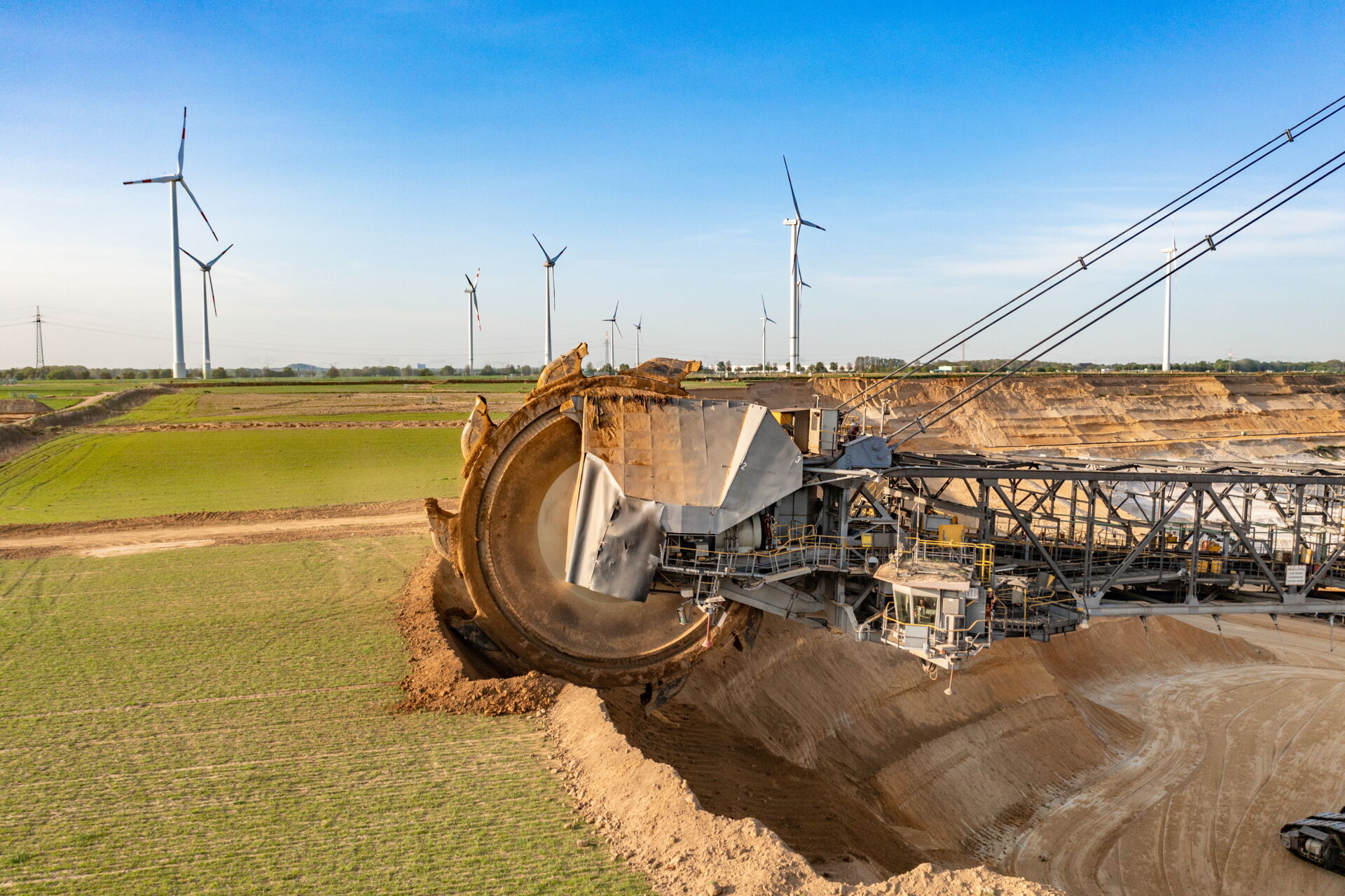 Ausgrabung - Bagger im Tagebau