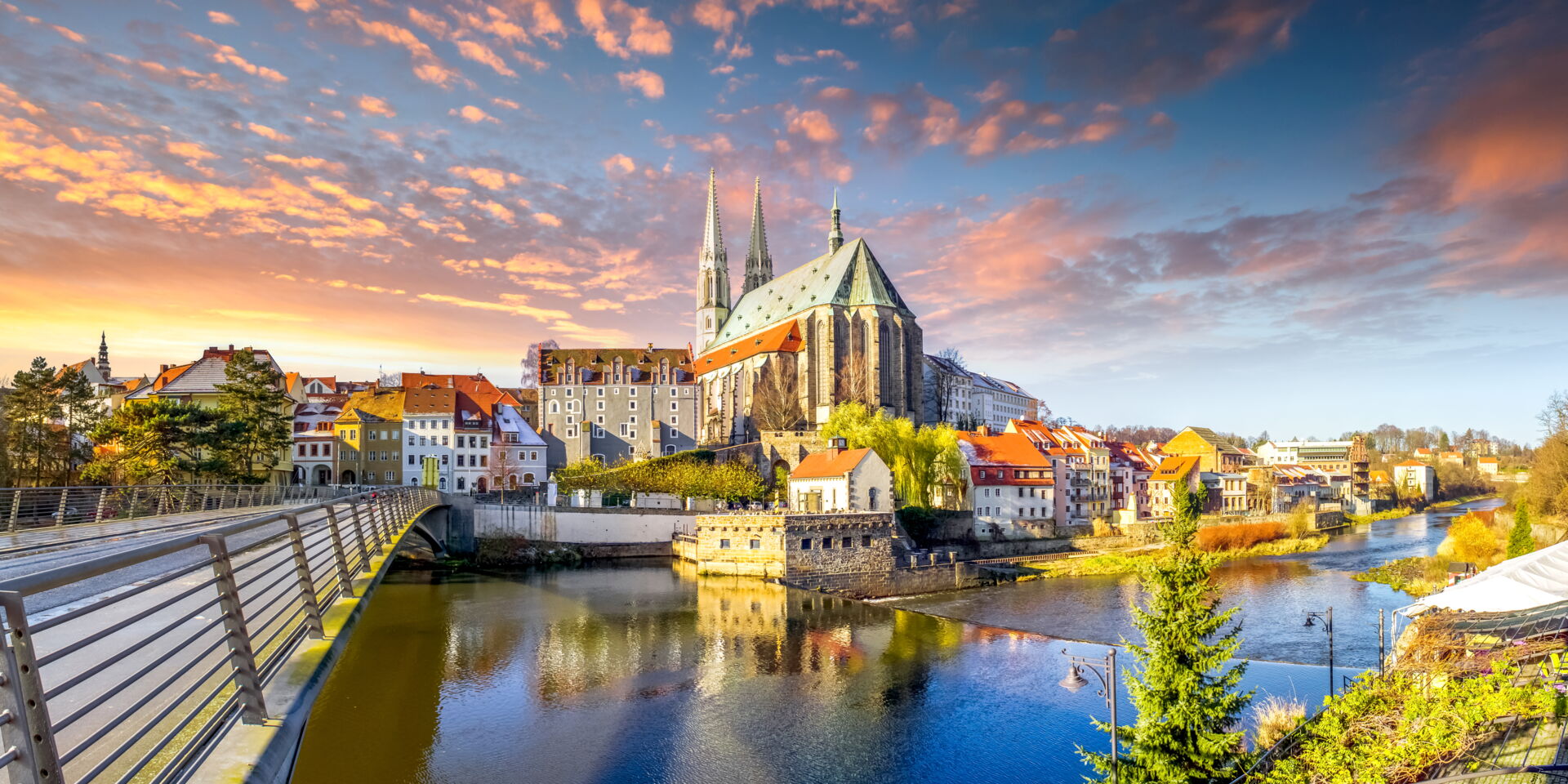 Moderne Stadt mit Verkehrswegen und Bebauung