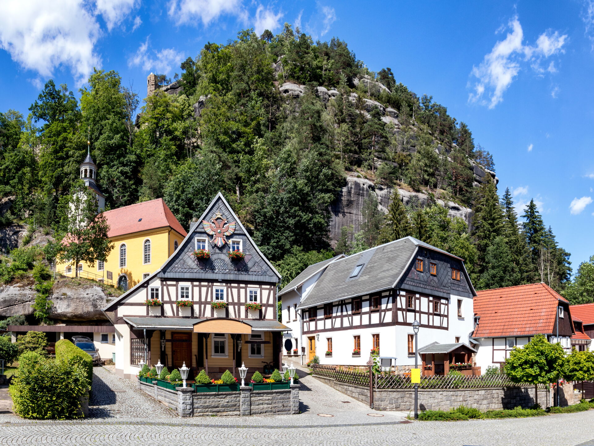 Landschaft mit Feldern und Verkehrswegen