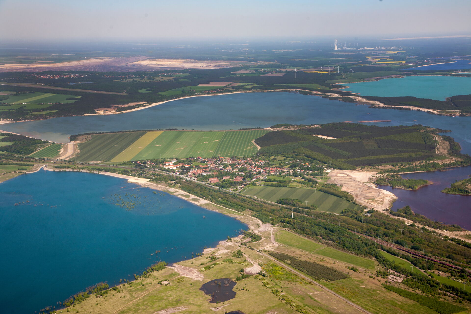Luftaufnahme einer Landschaft mit Infrastruktur und Siedlungen